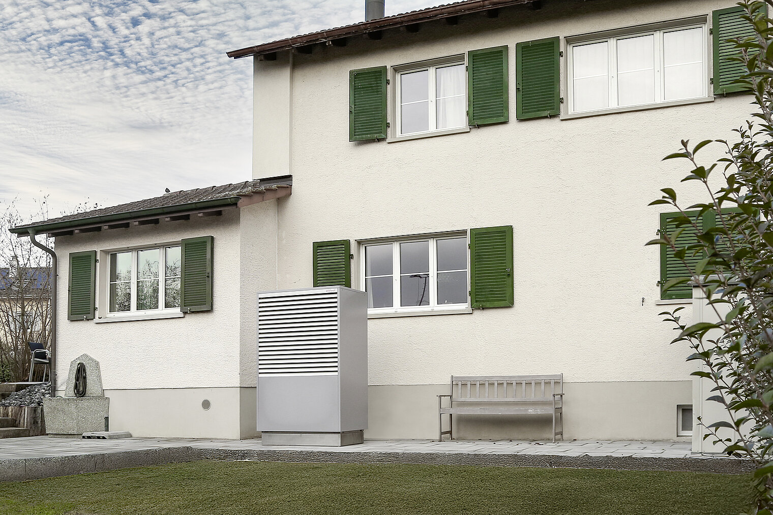 Weishaupt Wärmepumpe an modernem Einfamilienhaus installiert